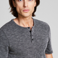 E agora esta malha macia masculina Henley cinza tamanho pequeno