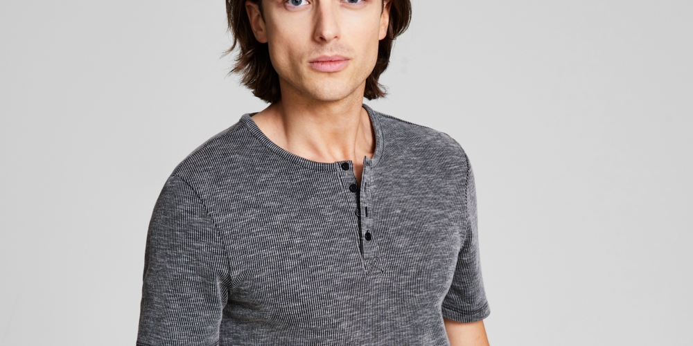 E agora esta malha macia masculina Henley cinza tamanho pequeno