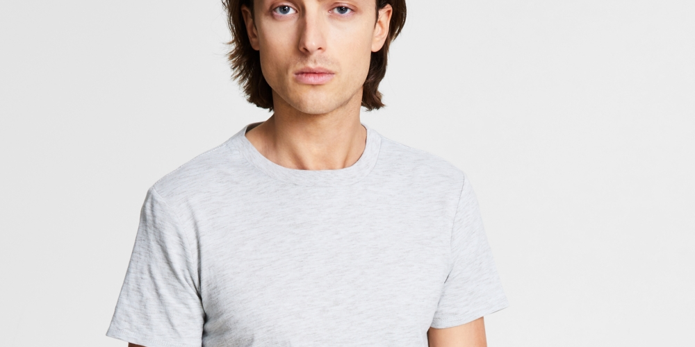 E agora esta camiseta masculina texturizada tingida espacialmente cinza tamanho XX-G