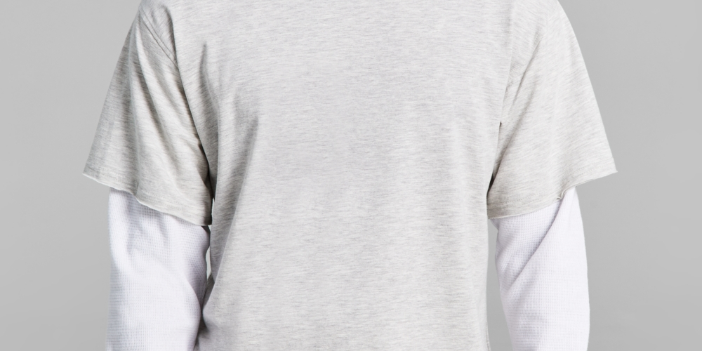 E agora esta camiseta masculina de manga comprida com contraste em camadas e ajuste grande cinza