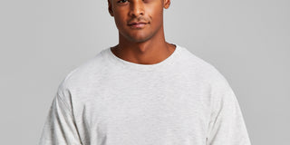 E agora esta camiseta masculina de manga comprida com contraste em camadas e ajuste grande cinza