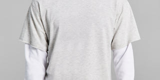 E agora esta camiseta masculina de manga comprida com contraste em camadas e ajuste grande cinza