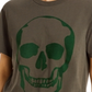 Camiseta feminina Chaser com estampa de caveira cinza, tamanho médio