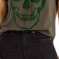 Camiseta feminina Chaser com estampa de caveira cinza, tamanho médio