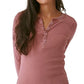 Blusa Henley de malha waffle com botões frontais quentes Bass Outdoor para mulheres, rosa