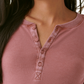 Blusa Henley de malha waffle com botões frontais quentes Bass Outdoor para mulheres, tamanho X-S