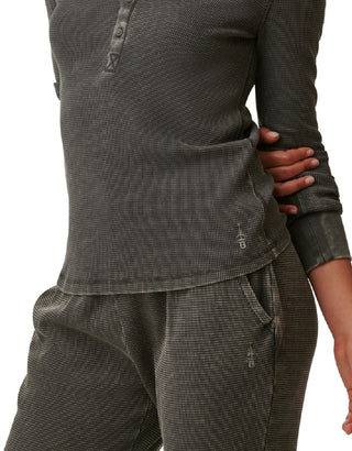 Blusa Henley de malha waffle com botões frontais quentes Bass Outdoor para mulheres, verde