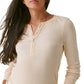 Blusa Henley de malha waffle com botões frontais e quentes Bass Outdoor para mulheres, bege