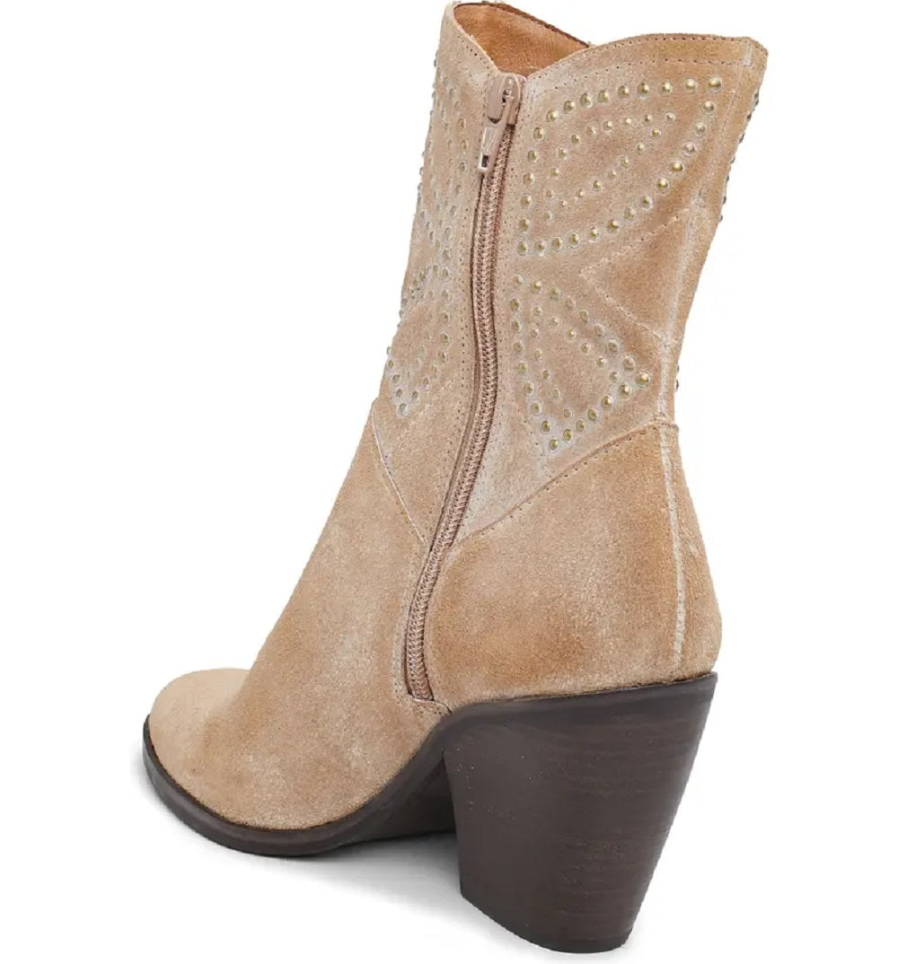 Bota feminina Lucky Brand Lakelon com tachas Western marrom tamanho 8,5 M