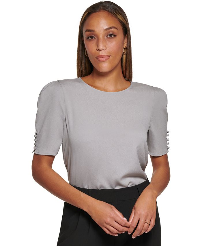 Blusa Calvin Klein Feminina Decote Redondo Detalhe de Botão Cinza Tamanho Médio