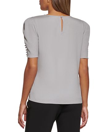 Blusa Calvin Klein Feminina Decote Redondo Detalhe de Botão Cinza Tamanho Médio