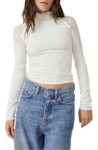 Blusa de renda branca canelada Free People, gola falsa, tamanho grande