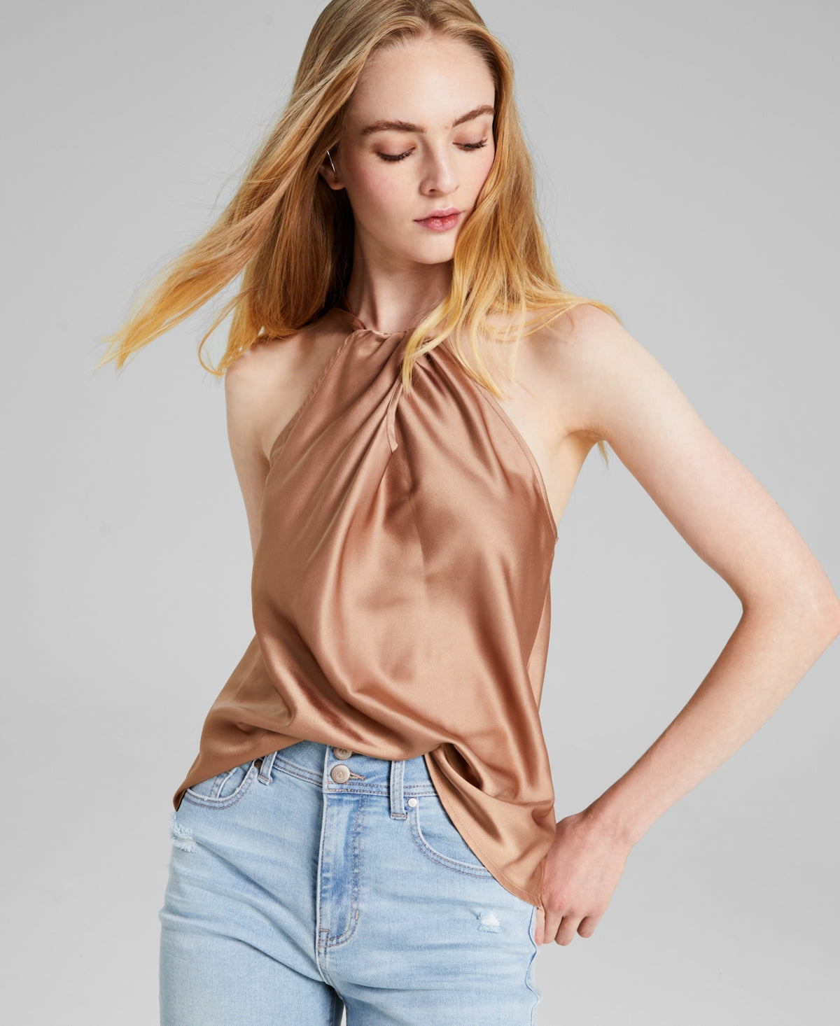 E agora esta regata feminina com decote halter e frente torcida, marrom, tamanho grande