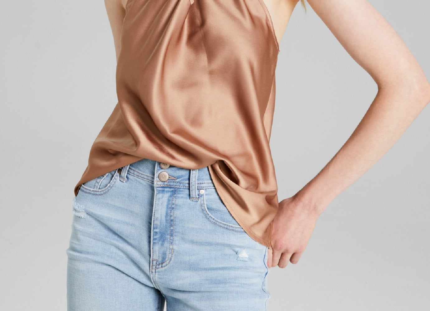 E agora esta regata feminina com decote halter e frente torcida, marrom, tamanho grande