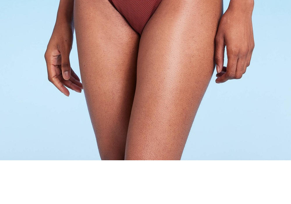 Calcinha de biquíni Cheeky de cintura alta Wild Fable para mulheres na cor ferrugem - tamanho P