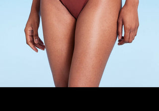 Calcinha de biquíni Cheeky de cintura alta Wild Fable para mulheres na cor ferrugem - tamanho P