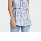 Regata feminina fluida com estampa floral azul Knox Rose, tamanho P
