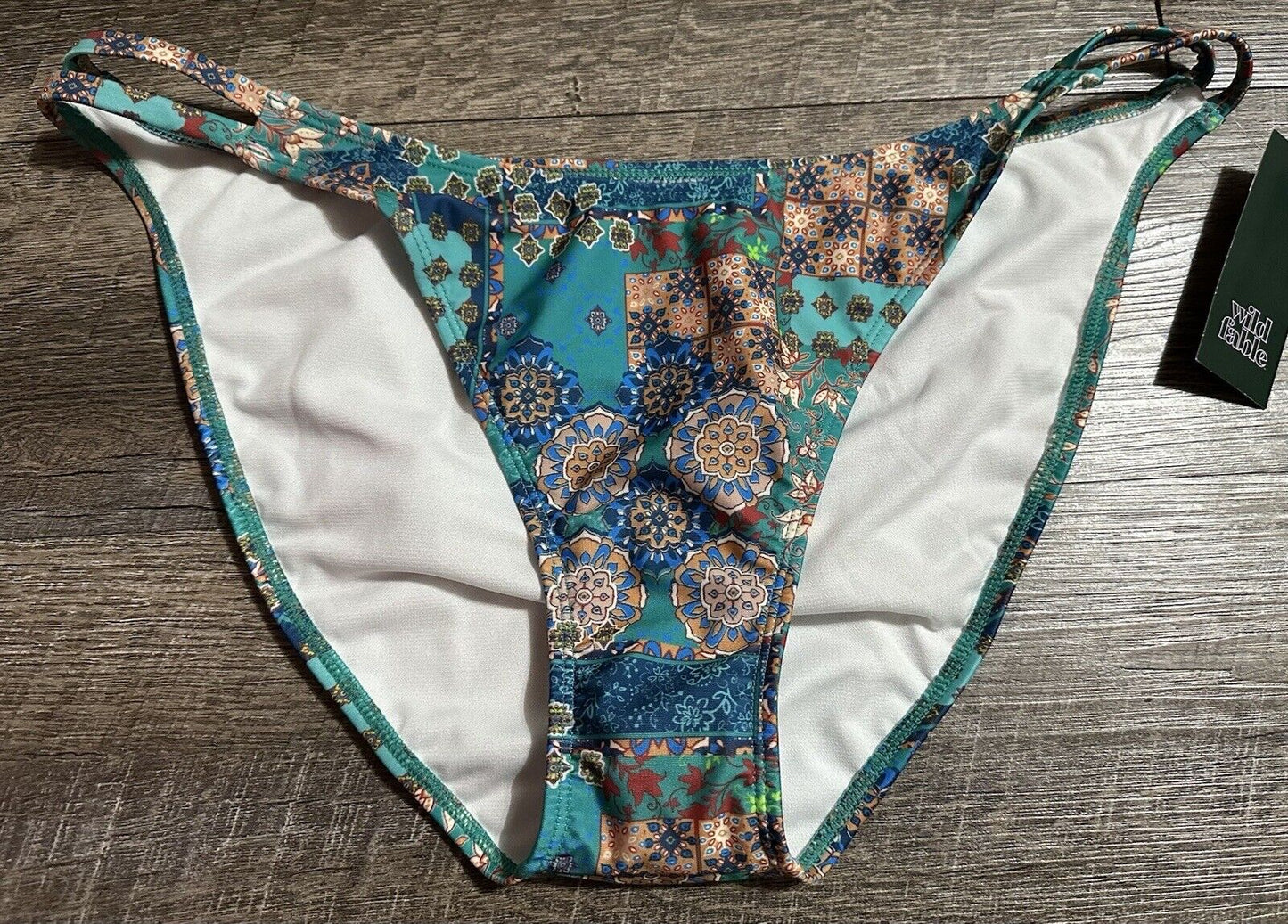 Calcinha de biquíni feminina Wild Fable com patchwork azul e perna alta, com aba dupla lateral, tamanho GG