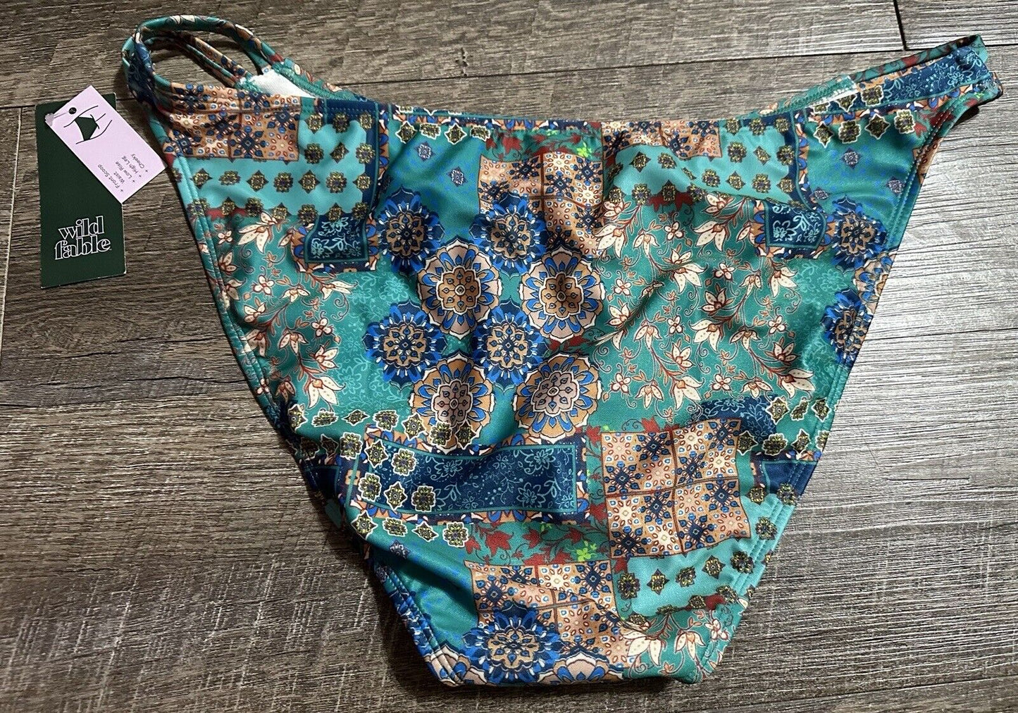 Calcinha de biquíni feminina Wild Fable com patchwork azul e perna alta, com aba dupla lateral, tamanho GG
