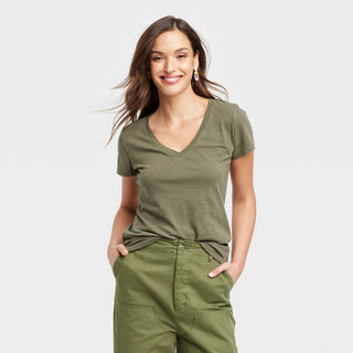 Camiseta feminina justa com decote em V verde oliva da Universal Thread - tamanho GG