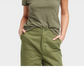Camiseta feminina justa com decote em V verde oliva da Universal Thread - tamanho GG