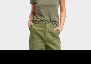 Camiseta feminina justa com decote em V verde oliva da Universal Thread - tamanho GG