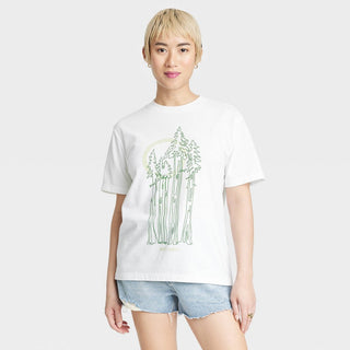 Camiseta branca de manga curta com estampa gráfica - Feliz Dia da Terra - Árvores altas - Tamanho feminino M