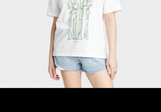 Camiseta branca de manga curta com estampa gráfica - Feliz Dia da Terra - Árvores altas - Tamanho feminino M