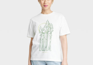 Camiseta branca de manga curta com estampa gráfica - Feliz Dia da Terra - Árvores altas - Tamanho feminino M