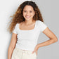 Camiseta branca Wild Fable para bebê - Manga curta feminina, gola quadrada, canelada, justa