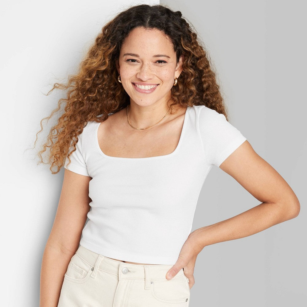 Camiseta branca Wild Fable para bebê - Manga curta feminina, gola quadrada, canelada, justa