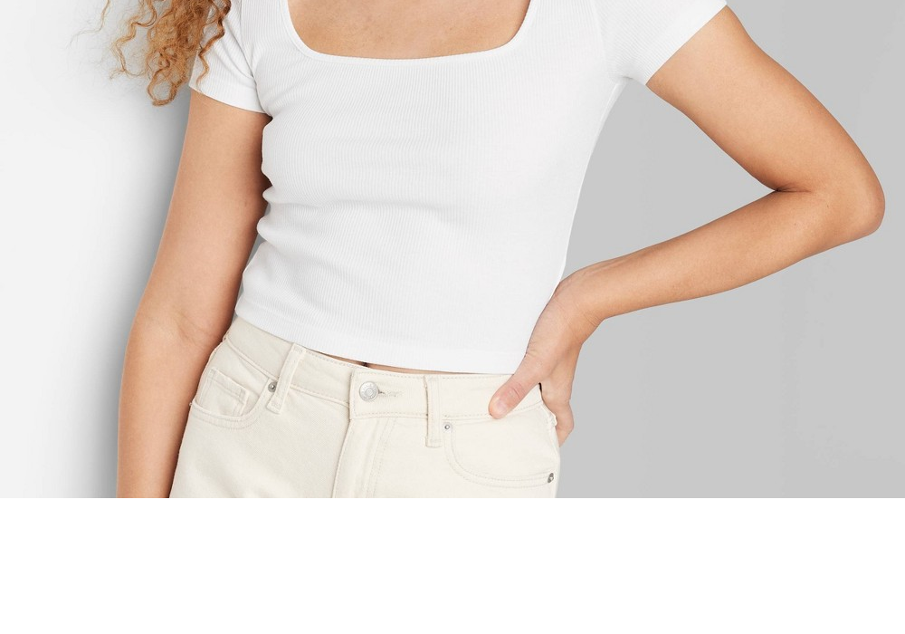 Camiseta branca Wild Fable para bebê - Manga curta feminina, gola quadrada, canelada, justa