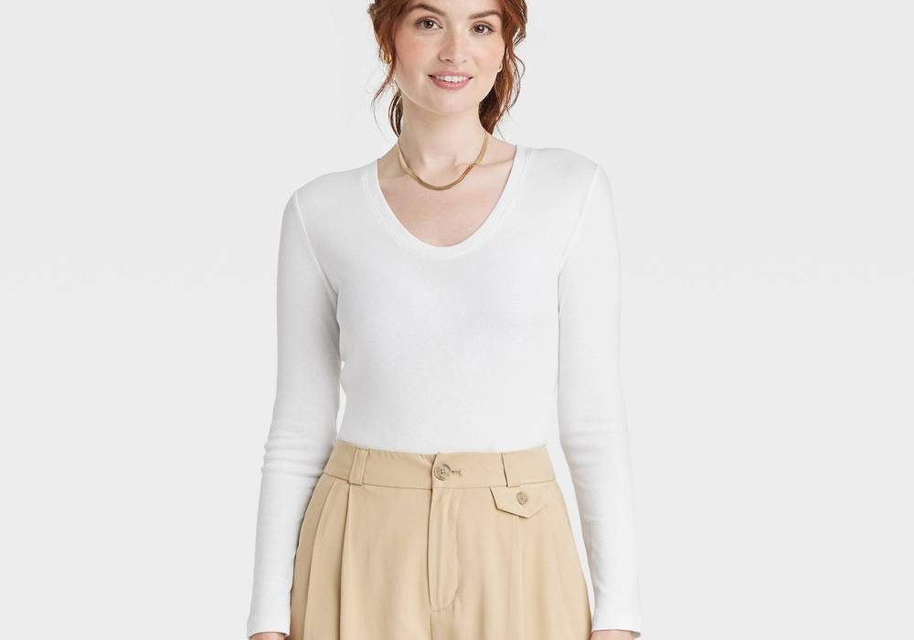 Camiseta feminina branca de manga comprida e decote em V A New Day, tamanho M
