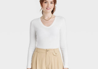 Camiseta feminina branca de manga comprida e decote em V A New Day, tamanho M