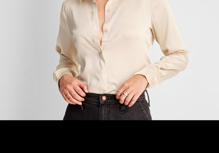 Camisa feminina de manga comprida com botões na frente, cor creme - A New Day, tamanho P