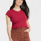 Camiseta feminina de manga curta justa vermelha escura Universal Thread, tamanho G