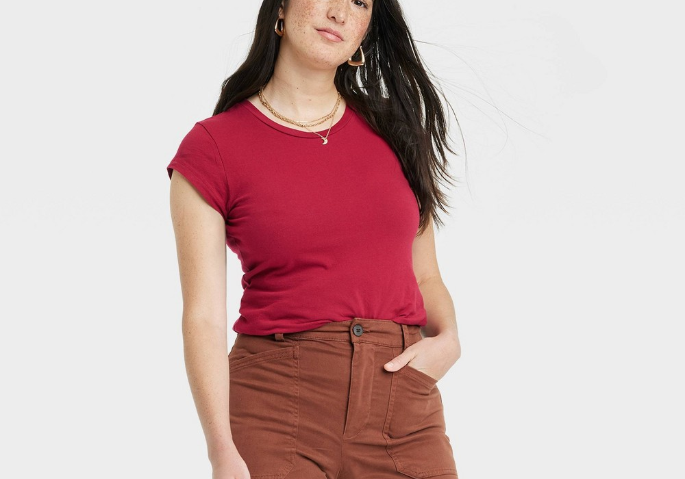 Camiseta feminina de manga curta justa vermelha escura Universal Thread, tamanho G