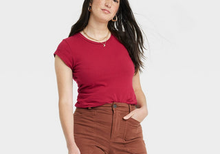 Camiseta feminina de manga curta justa vermelha escura Universal Thread, tamanho G