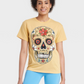Camiseta feminina amarela de manga curta com estampa de caveira de açúcar Dia de Muertos