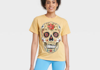 Camiseta feminina amarela de manga curta com estampa de caveira de açúcar Dia de Muertos