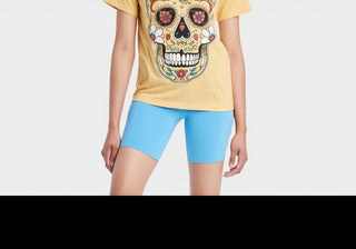 Camiseta feminina amarela de manga curta com estampa de caveira de açúcar Dia de Muertos