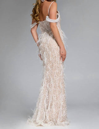 Jovani - Vestido decotado com penas e enfeites deslumbrantes