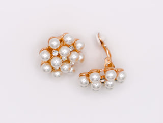 Brincos de pressão com elegância floral perolada