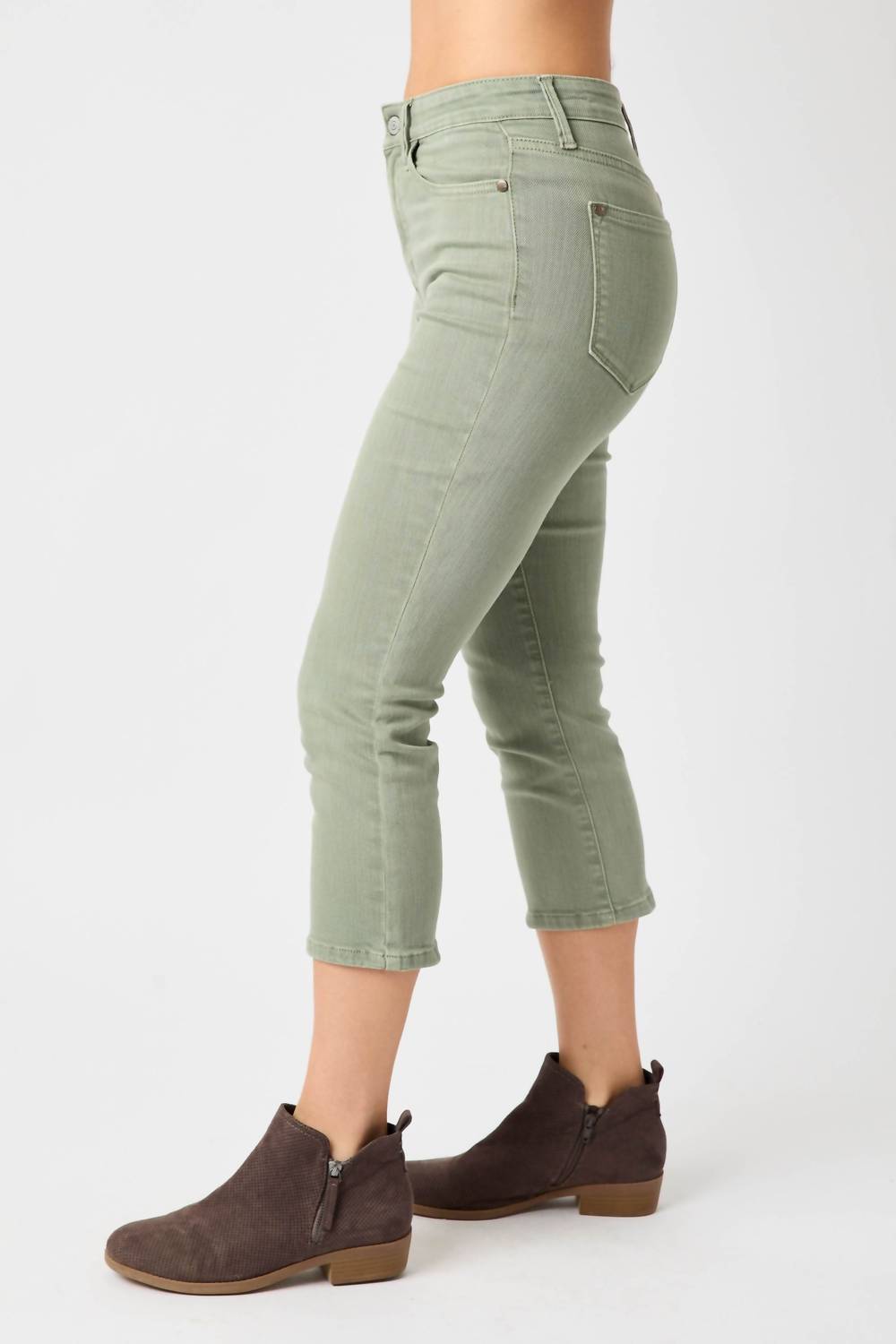 Judy Blue - Mid Rise Garment Dyed Non Distressed Capri Jeans