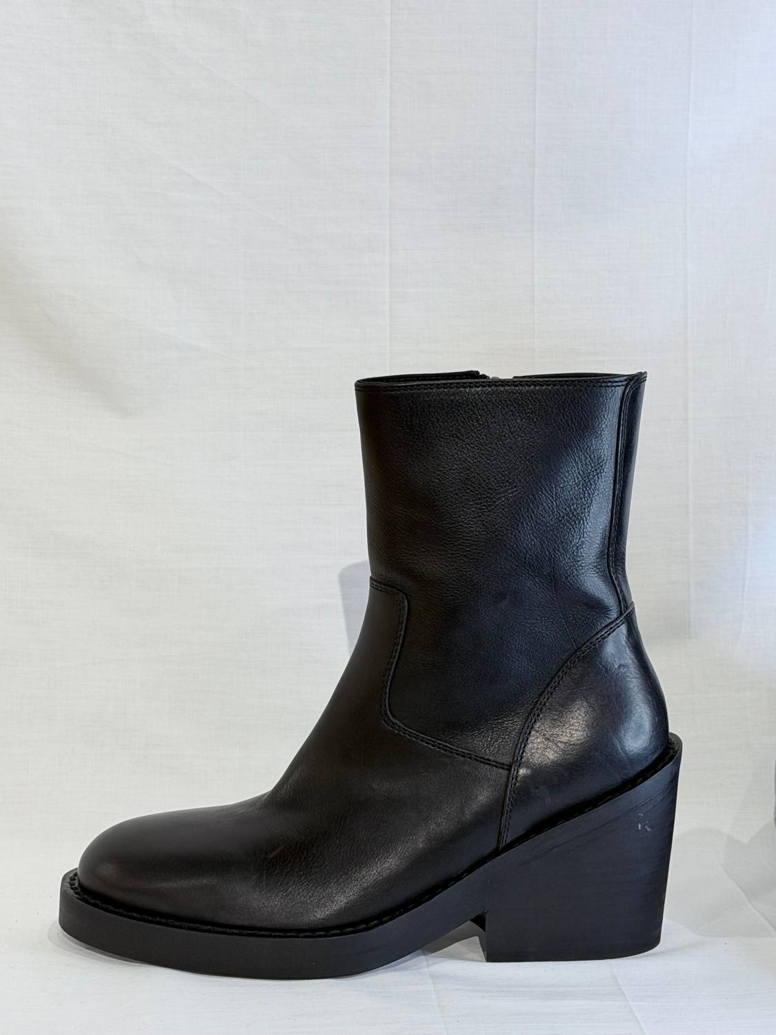 Ann Demeulemeester - Women's Zip Up Leather Ankle Boots