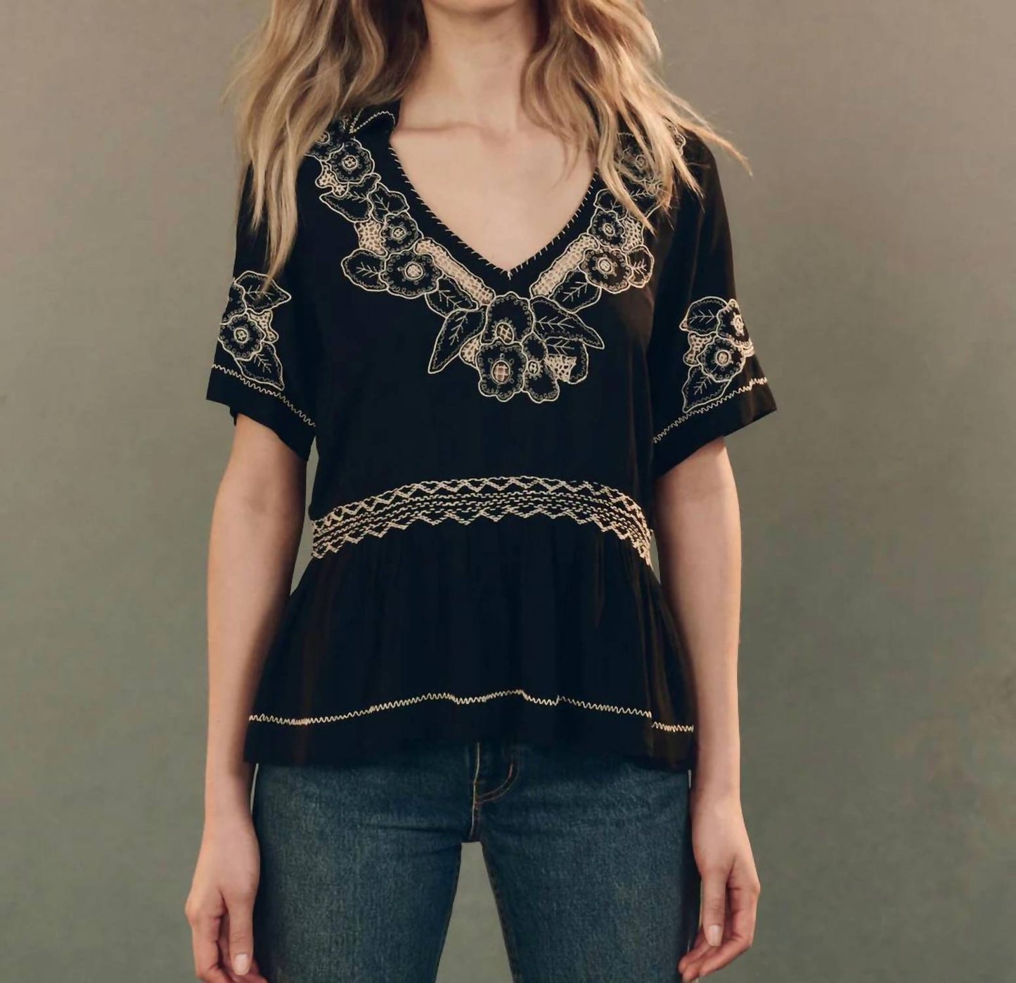 The Great. - Crest V Neck Short Sleeve Top