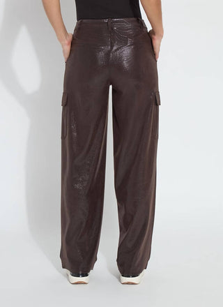 Calça de camurça vegana Lysse - Callie em verniz