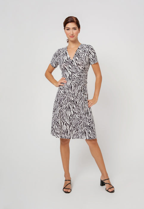 Vestido feminino Leota Perfect Wrap com manga curta cinza