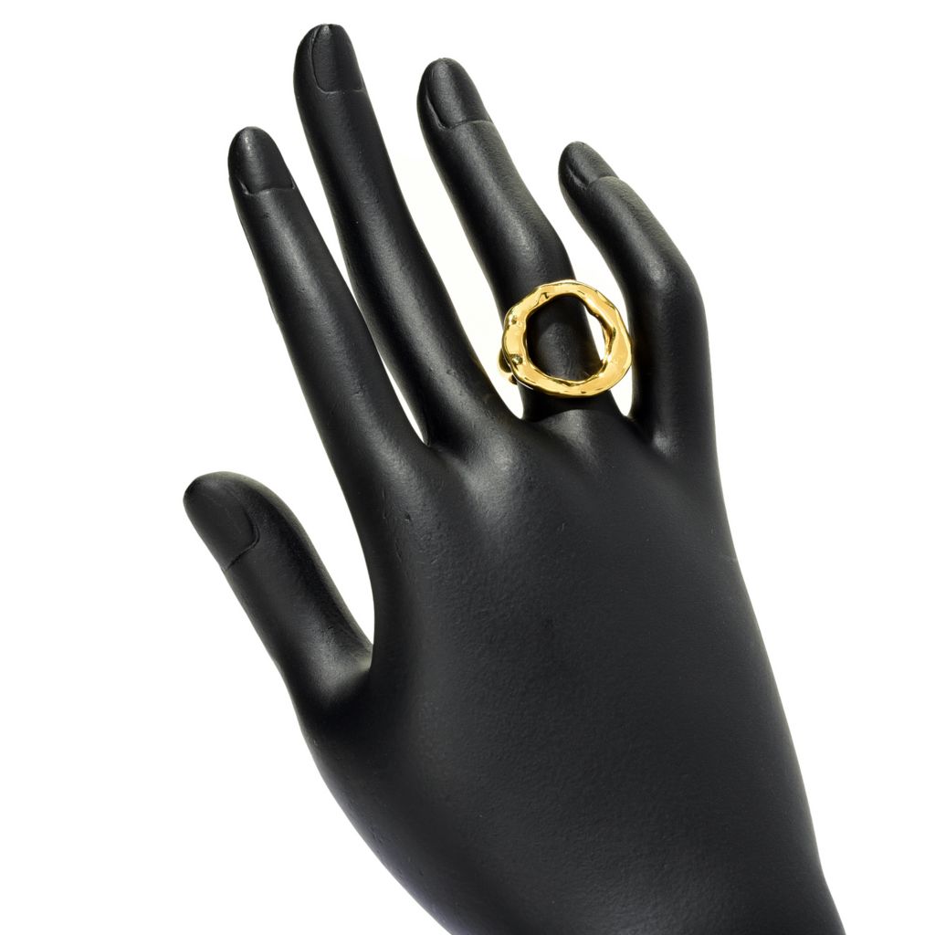 Anel circular martelado e altamente polido MAYAMAR banhado a ouro 24K