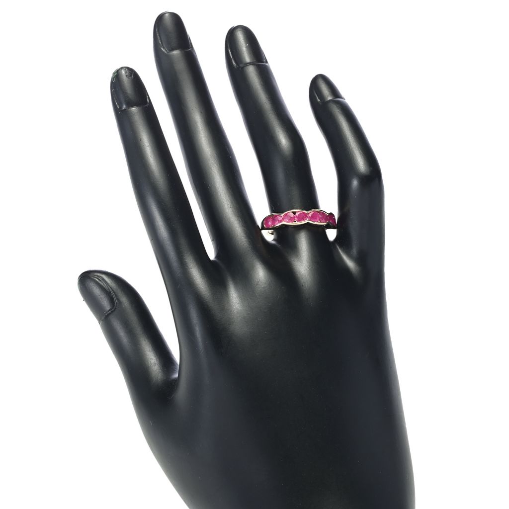 Anel Gem Treasures em ouro 14K com rubi birmanês de 1,60ct e borda vieira